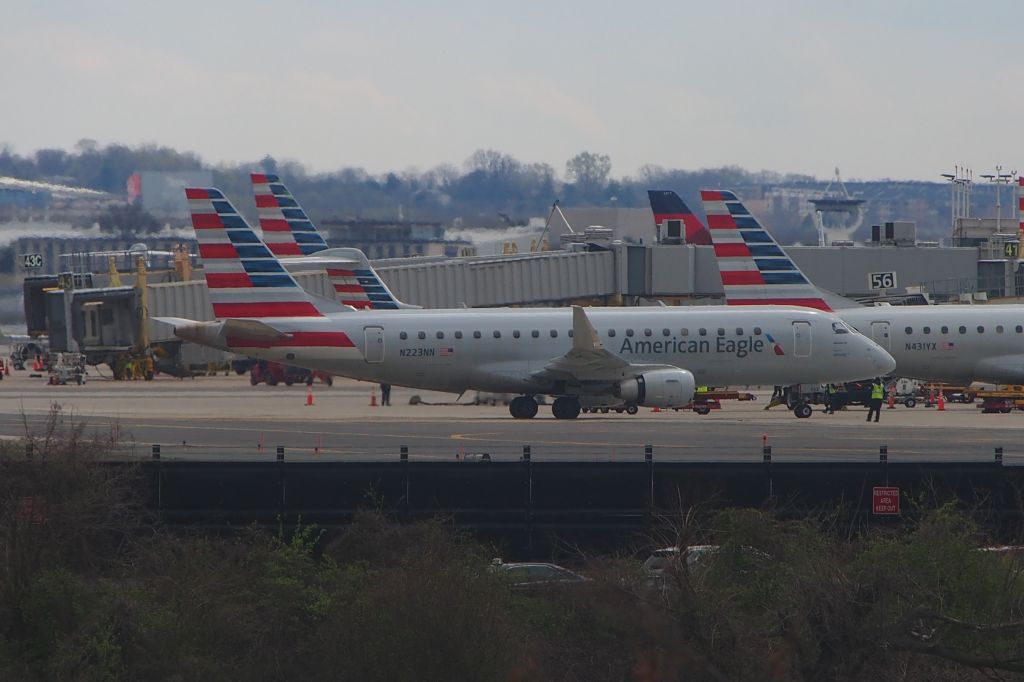 Embraer 170/175 (N223NN)