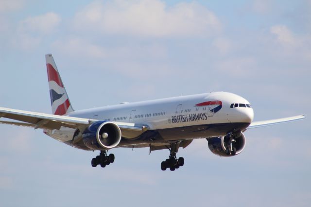 BOEING 777-300ER (G-STBM) - A BA B777-300ER on final approach into LHR, landing on runway 27R.br /br /Location: Northern Perimiter Road (LHR), beside rumway 27R.br /Date: 26.08.22 (dd/mm/yy).