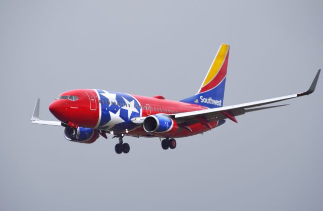 Boeing 737-700 (N922WN) - Landing at Geiger