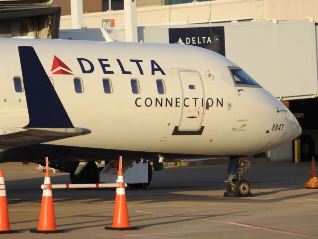 Canadair Regional Jet CRJ-200 —