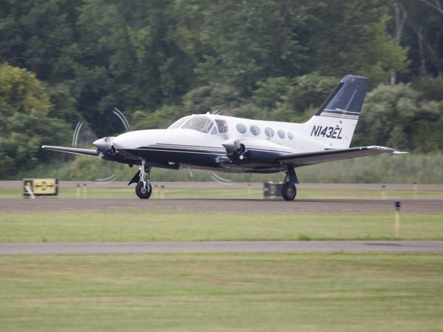 Cessna 421 (N143EL) - Take off runway 26. 15 JUL 2016.