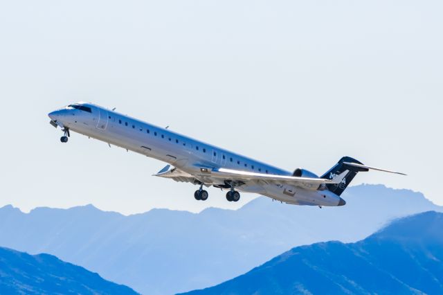 Canadair Regional Jet CRJ-900 (N922FJ) - A Mesa Airlines CRJ900 taking off from PHX on 2/16/23. Taken with a Canon R7 and Tamron 70-200 G2 lens.