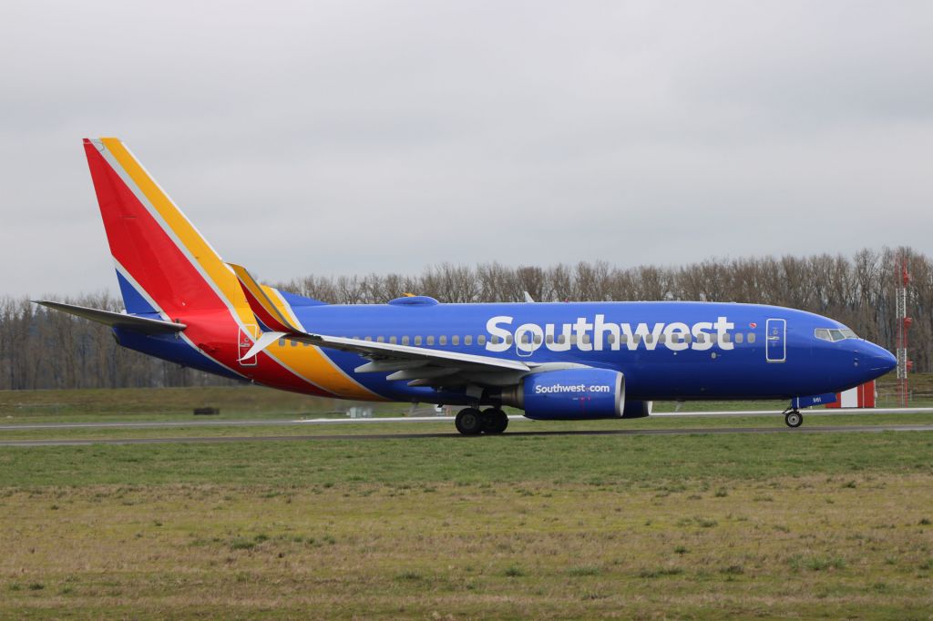 Boeing 737-700 (N961WN) - Taxiing out for the noon service to Burbank