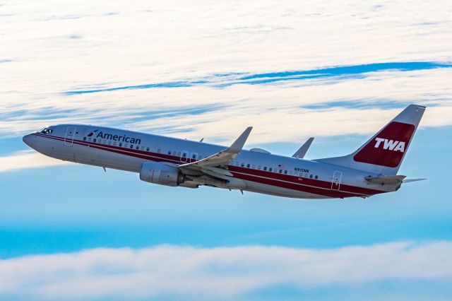 Boeing 737-800 (N915NN) - American Airlines 737-800 in TWA retro livery taking off from PHX on 12/16/22. Taken with a Canon R7 and Tamron 70-200 G2 lens.