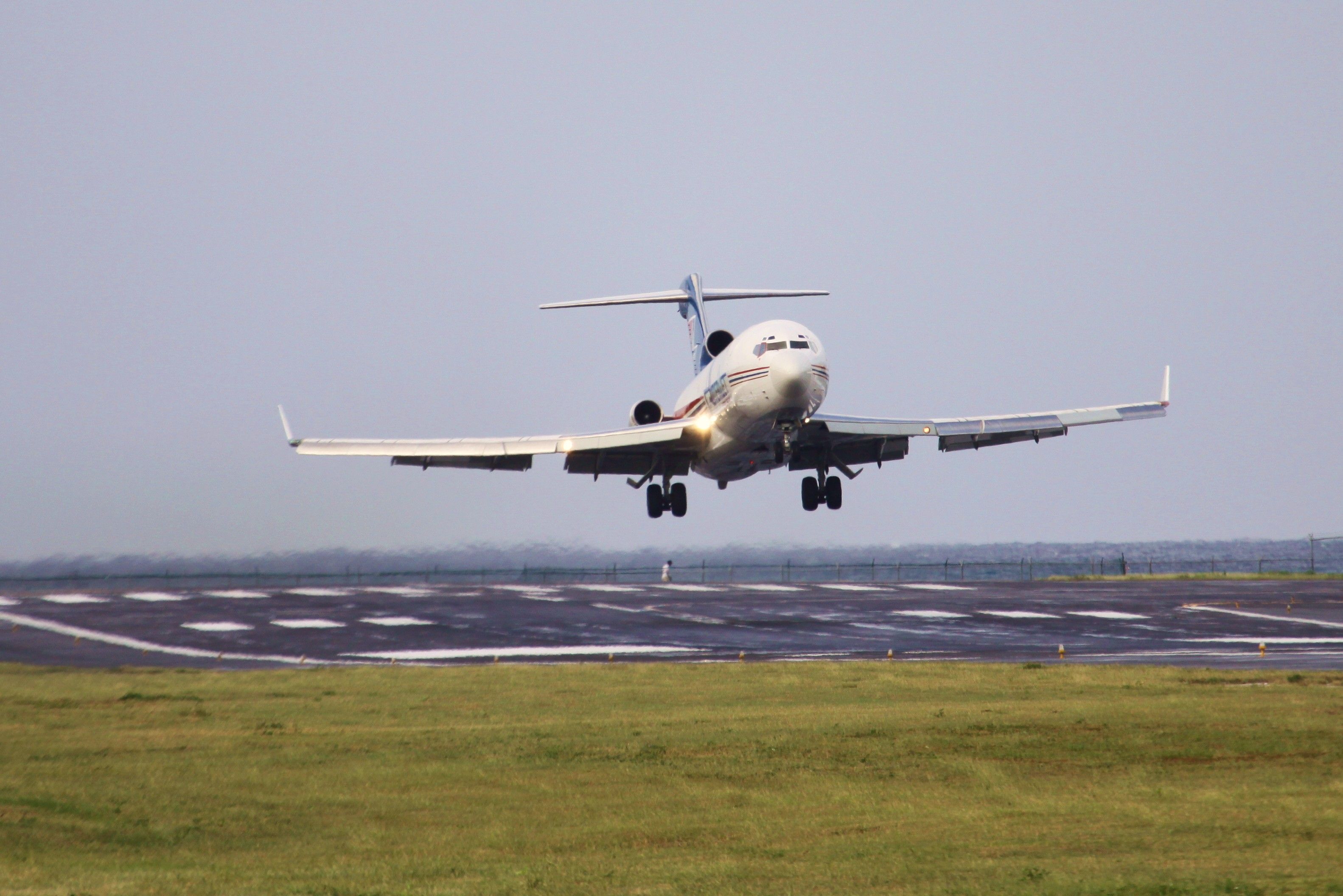BOEING 727-200 (N495AJ) - Amerijet 727 over the tresh hold at St Maarten
