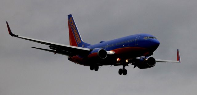 Boeing 737-700 (N265WN) - On Final, Landing 12R, From BWI, 01-18-2017