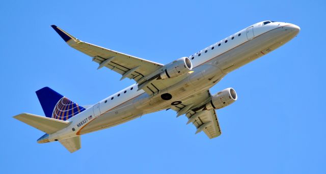 Embraer 170/175 (N88327)