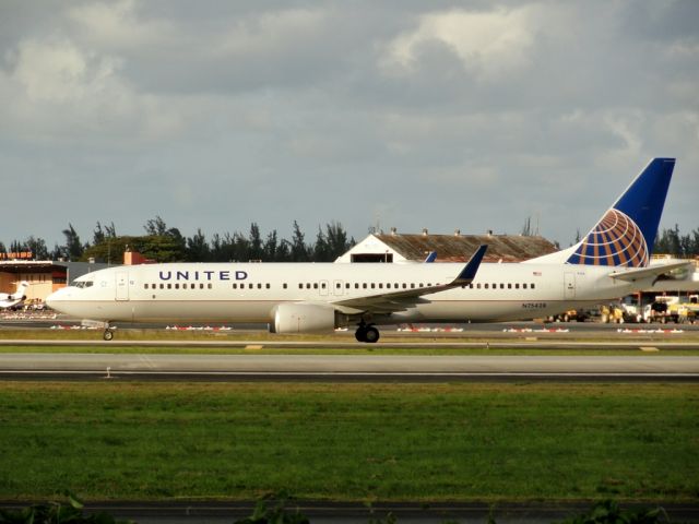 Boeing 737-900 (N75428)