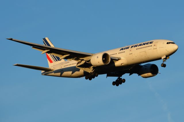 Boeing 777-200 (F-GSPH) - Final to RWY 19L during sunset