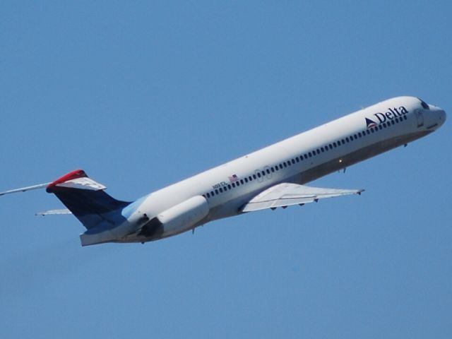 McDonnell Douglas MD-88 (N991DL) - Departing runway 26L - 8/22/09