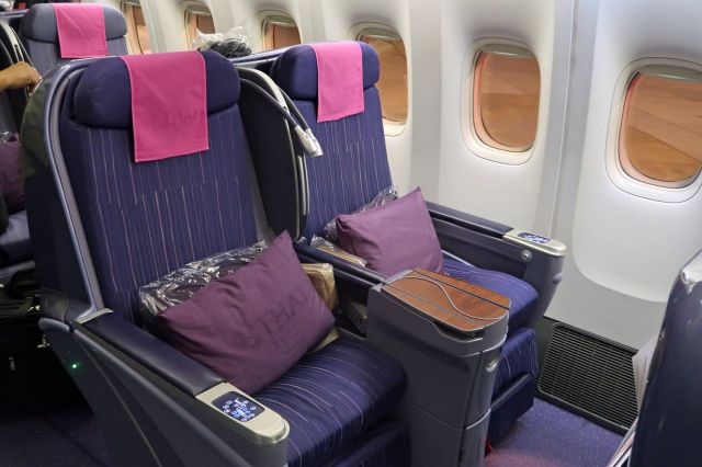 Boeing 777-200 (HS-TJT) - Business Class seats
