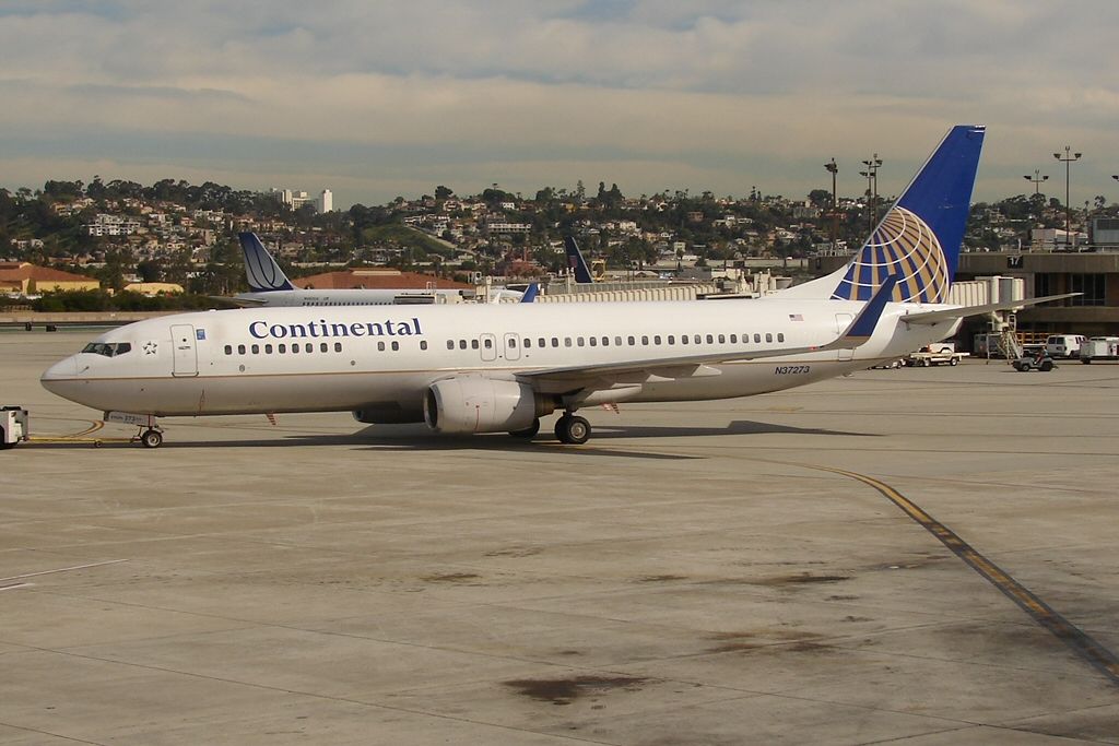 Boeing 737-800 (N37273)