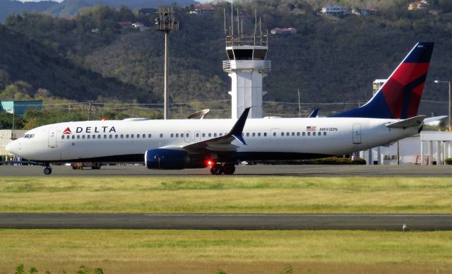 Boeing 737-900 (N893DN)