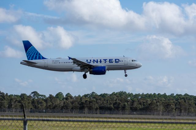 Airbus A320 (N490UA)