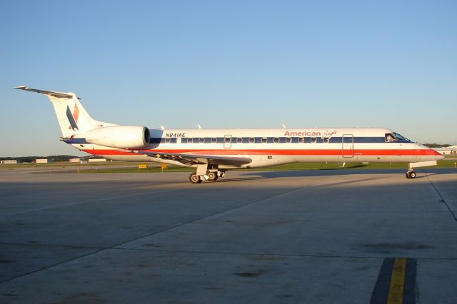 Embraer ERJ-135 (N841AE)