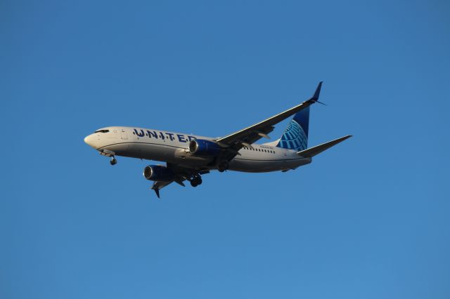 Boeing 737-800 (N12563) - Landing 28C