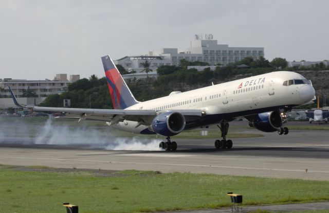 Boeing 757-200 (N537US)