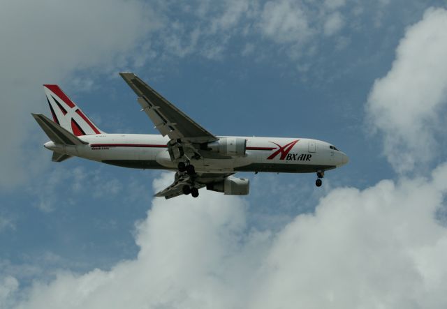 BOEING 767-200 (N745AX) - final at miami