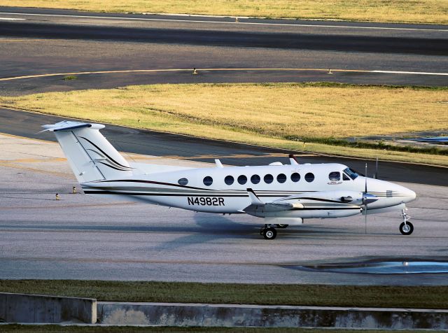 Beechcraft Super King Air 350 (N4982R)