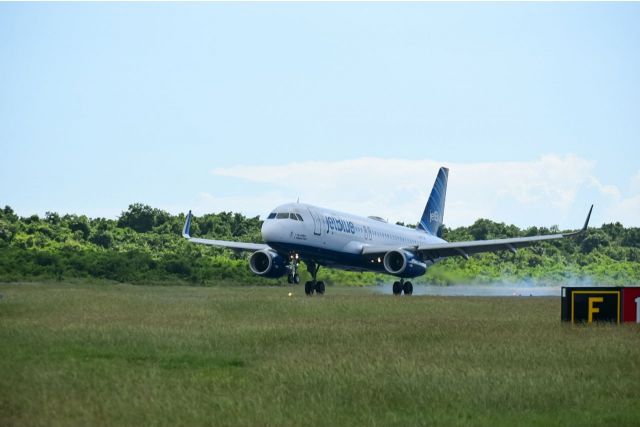 Airbus A320 (N807JB)