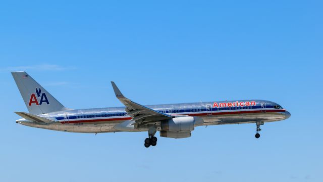 Boeing 757-200 (N602AN) - N602AN br /B752 CN:27053 br /AAL1502 PUJ-MIA br /2017-05-03 KMIA RWY 9