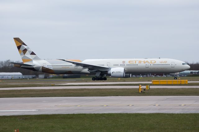BOEING 777-300ER (A6-ETF) - ETD16 rolling.