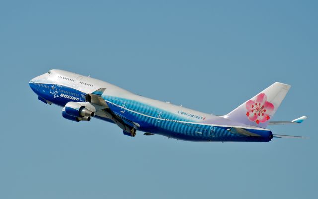 Boeing 747-400 (B-18210)