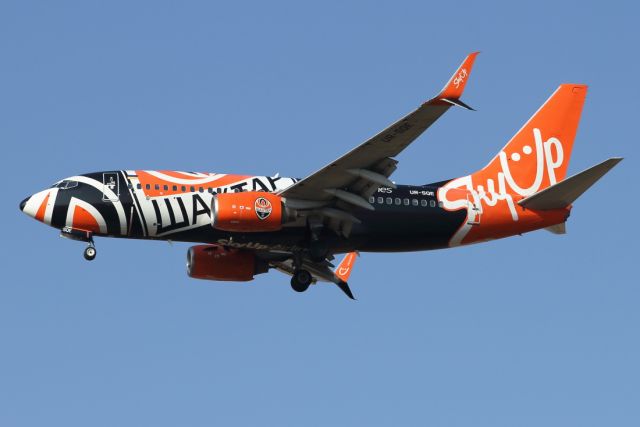 Boeing 737-700 (UR-SQE) - 13/07/2024:br /Flight LCA > TLV, final to runway 12.br /SKyUp on lease to Arkia.br /Painted livery of FC Shaktar Donetsk.