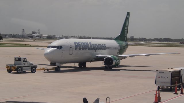 BOEING 737-400 (N745VA)