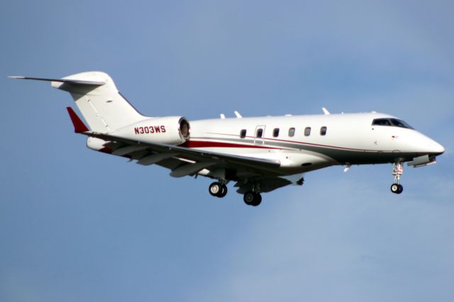 Bombardier Challenger 300 (N303WS) - On final approach for rwy 7 visiting on 3-Nov-16 on a round trip from KBCT.