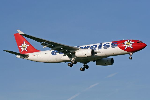 Airbus A330-200 (HB-IQZ)