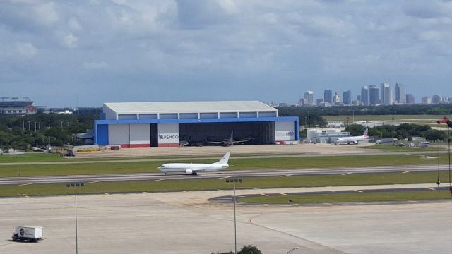 BOEING 737-400 (N640CS)