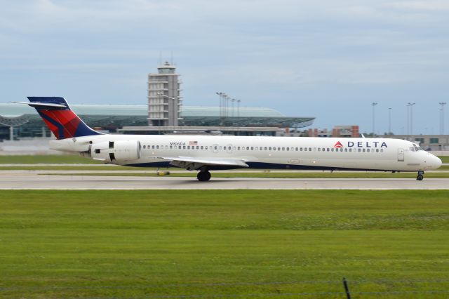 McDonnell Douglas MD-90 (N906DA)