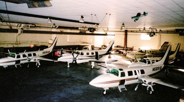 Piper Aerostar (N68918) - The old hangar of RELIANT AIR. All gone in a fire in September 2007.