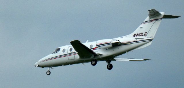 Beechcraft Beechjet (N410LG) - On short final is this 2010 Hawker Beechcraft Beechjet 400XP in the Spring of 2022.