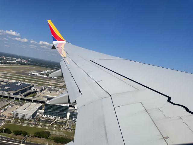 Boeing 737 MAX 8 (N8727M) - Rocketing out of 19R before the 180-degree turn to head north to Baltimore