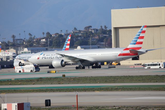 BOEING 777-300ER (N729AN)