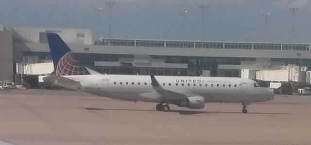 Embraer 175 (N132SY)