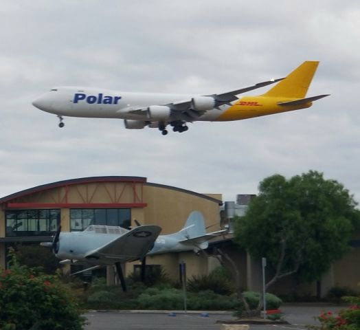 BOEING 747-8 (N852GT) - Early 10/25/20 arrival of the Polar/DHL 747-8F (Operated by Atlas Air)from ANC-LAX landing LAX 25L near the iconic "Proud Bird" restaurant. 