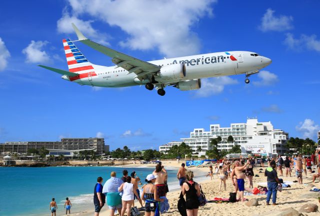 Boeing 737 MAX 8 (N342RX) - American Airlines Boeing 737-8 MAX making her pass over the crowd for landing!