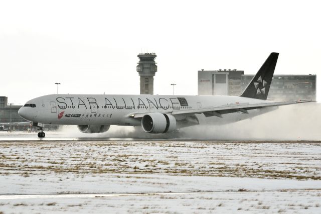 BOEING 777-300 (B-2032)