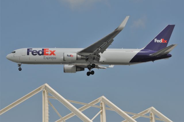 BOEING 767-300 (N297FE)