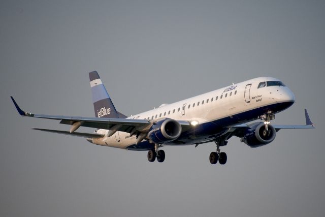 Embraer ERJ-190 (N296JB)