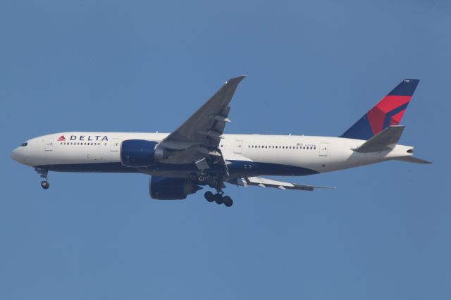 BOEING 777-200LR (N710DN)