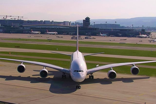 Airbus A380-800 (A6-EUA)