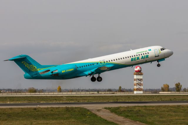 Fokker 100 (UPF1004)