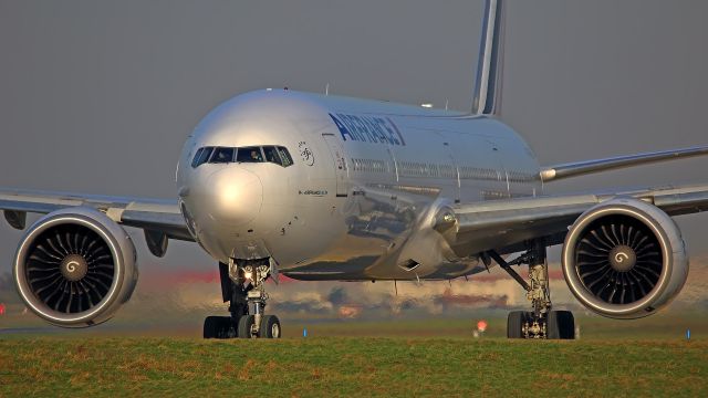 Boeing 777-200 (F-GSQX) - Taxiway W47.