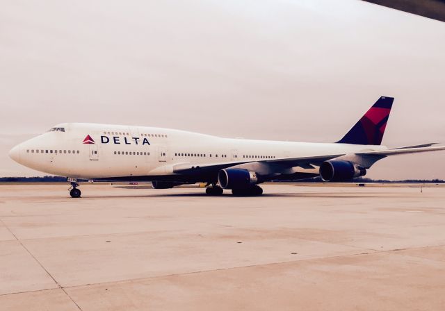 Boeing 747-400 (N675NW) - 1-1-2015. Brought in Cardinals to play Panthers in the playoffs