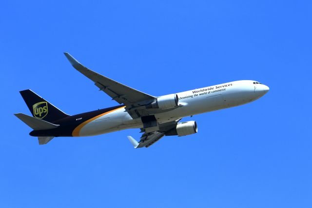 BOEING 767-300 (N332UP)