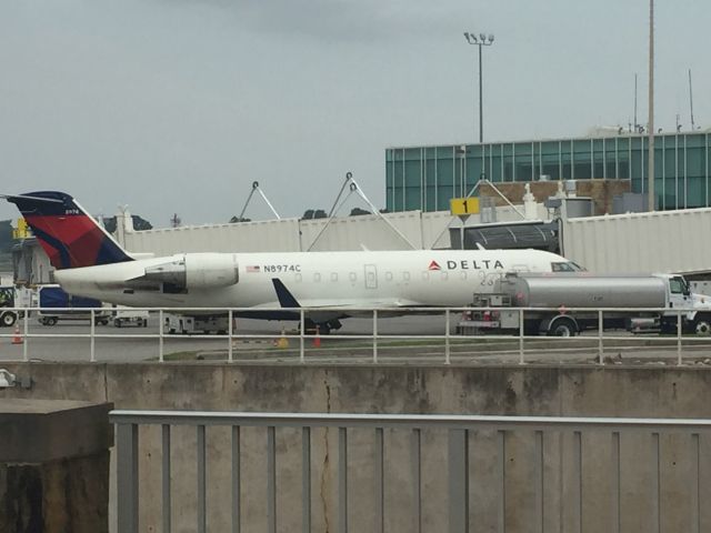 Canadair Regional Jet CRJ-200 (N8974C)